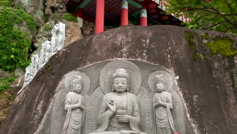 Kippen-Sie-Die-Aufnahme-Des-Koreanischen-Buddha-Statue-Denkmals-Und-Des-Saseongam-Tempels-Auf-Einem-Hügel-Gegen-Bewölkten-Himmel---Südkorea,-Asien