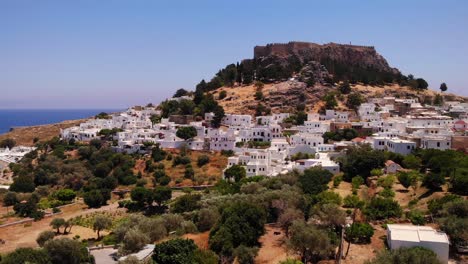 Wunderschöne-Luftaufnahme-Von-Lindos-Te-Rhodos-Griechenland-Mit-Seiner-Akropolis-Auf-Einer-Klippe-über-Den-Weißen-Häusern-Auf-Dem-Berggipfel