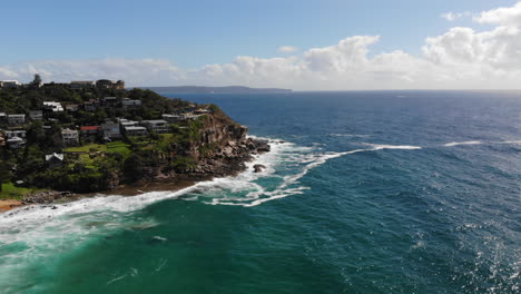Beautiful-Ocean-and-Rocky-coastline,-Houses-on-top-of-Cliff-at-Avalon-Beach-Australia