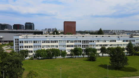 Facultad-De-Matemáticas,-Física-E-Informática-De-La-Universidad-De-Gdansk,-Vista-De-Drones-Del-Edificio