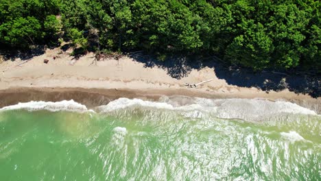 Spektakuläre-Drohnen-Videoaufnahmen-Aus-Der-Luft-Des-Wunderschönen-Eriesees-Im-Sommer-An-Einem-Sonnigen-Tag
