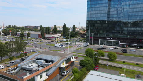 Verkehr-Vorbei-An-Bürogebäude-Und-McDonald-Fast-Food-Restaurant-In-Danzig,-Polen