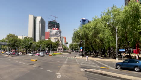 Szene-Des-Colon-Denkmals-Im-Paseo-De-La-Reforma,-Mexiko-Stadt