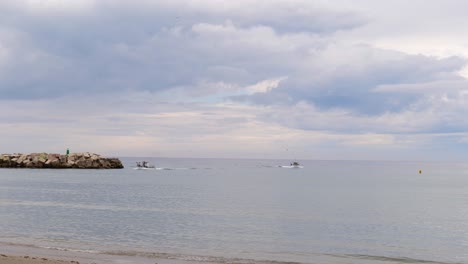 Boote-Kommen-Nach-Einer-Kreuzfahrt-An-Der-Küste-Von-Malaga-In-Spanien-Zum-Strand