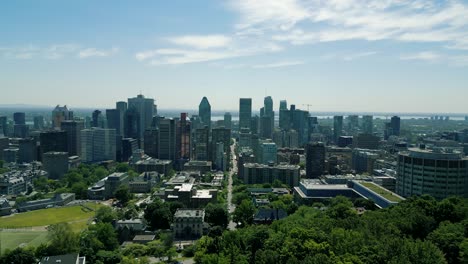 4k-Filmische-Urbane-Drohnenaufnahmen-Einer-Luftaufnahme-Von-Gebäuden-Und-Wolkenkratzern-Mitten-In-Der-Innenstadt-Von-Montreal,-Quebec-An-Einem-Sonnigen-Tag