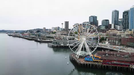 Eine-Drohne-Fliegt-Vorbei-Und-Fotografiert-Das-Große-Riesenrad-In-Der-Innenstadt-Von-Seattle,-Washington,-Vereinigte-Staaten-Von-Amerika
