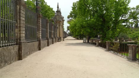 Metallzaun-Zum-Schutz-Des-Botanischen-Gartens-Der-Universität-Coimbra