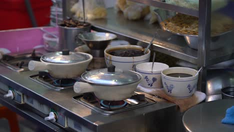 Clay-Pot-cooking-at-street-food-stall-in-Chinatown-Bangkok