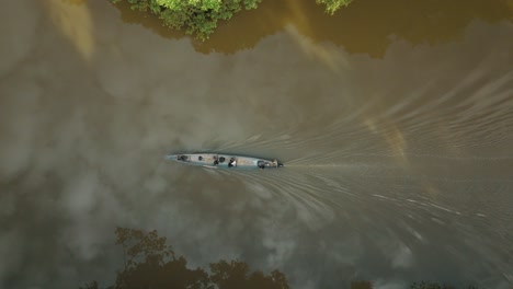 4k-Luftaufnahme-Eines-Schiffes,-Das-Im-Fluss-Des-Amazonas-Waldes-Segelt