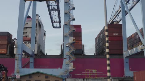 Intermodale-Container-Für-Den-Versand-Stapeln-Sich-Auf-Dem-Frachtschiff-Im-Hafen-Von-Tacoma,-USA