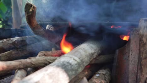 Traditioneller-Ofen,-In-Dem-Holz-Verbrannt-Wird-Und-Ein-Feuer-Erzeugt