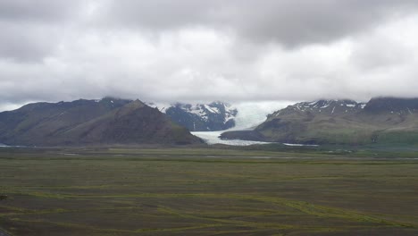 Island-Gletscher-Weitwinkelaufnahme-Mit-Wolken-Und-Drohnenvideo,-Das-Sich-Nach-Oben-Bewegt