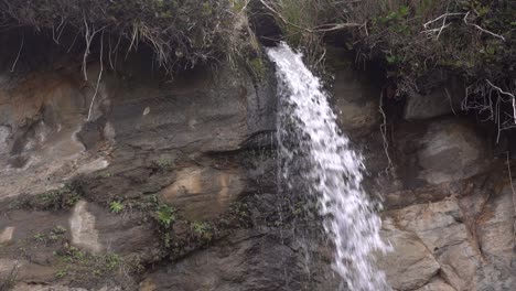 Wasserfall-Ergießt-Sich-Auf-Den-Sandstrand