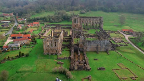 Impresionantes-Ruinas-De-La-Abadía-De-Rievaulx-En-El-Valle-De-North-York-Moors,-North-Yorkshire,-Inglaterra