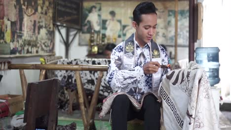 Ein-Junger-Mann-Macht-Batik-In-Seinem-Alten-Haus-In-Cirebon