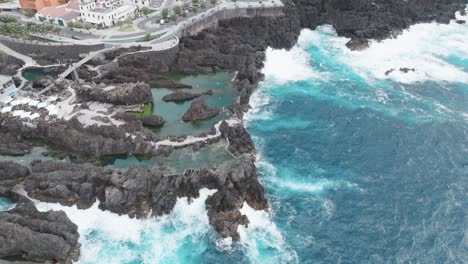 Luftaufnahme-Von-Natürlichen-Vulkangesteinsbecken-Zum-Schwimmen-In-Porto-Moniz-Auf-Der-Insel-Madeira,-Portugal