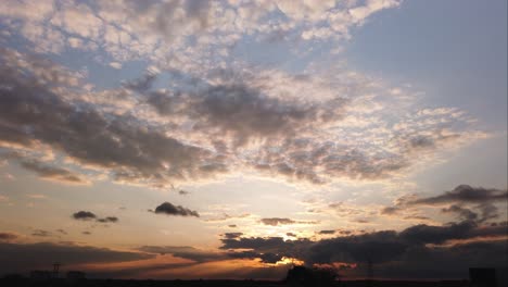 Zeitrafferaufnahme-Aus-Der-Luft-Des-Sonnenuntergangs-Und-Der-Wolken,-Die-Sich-In-Der-Luft-Bewegen