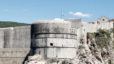Las-Famosas-Murallas-De-La-Ciudad-Vieja-De-Dubrovnik,-Croacia