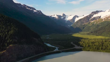 Luftaufnahme-über-Die-Naturlandschaft-In-Der-Wildnis-Alaskas-Mit-Schnee-Auf-Berggipfeln,-Sonniger-Sommertag