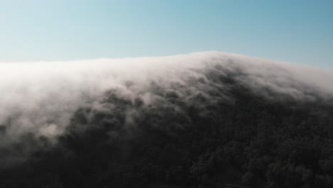 Luftaufnahmen-Zu-Einer-Erstaunlichen-Linsenförmigen-Wolkenformation,-Die-Den-Berg-Monte-De-Santa-Tecla-In-Galizien,-Spanien,-Bedeckt