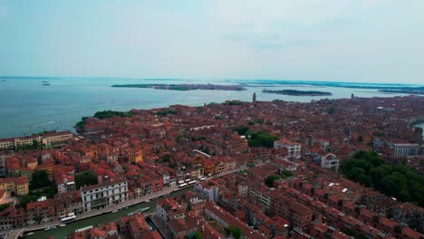 Aerial-Reveal-of-Venice,-Italy,-Famous-Tourist-Destination-in-Europe