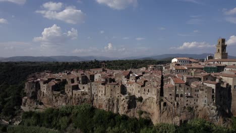 -SHOT:-slider,-side-to-birds-eye
-DESCRIPTION:-drone-video-over-the-side-of-Pitigliano,-Italy
-HOUR