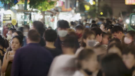 Menschen-Mit-Und-Ohne-Maske-Auf-Einem-überfüllten-Markt-In-Bangkok-Chinatown-Bei-Nacht,-Zeitraffer-Auf-Dem-Geschäftigen-Nachtmarkt-In-Bangkok