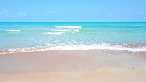 Türkisfarbene-Meereswellen-Brechen-Auf-Weißem-Sand-Eines-Tropischen-Strandes,-Zeitlupe