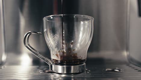 Espressomaschine-Gießt-Frische-Double-Shot-Extraktion-In-Eine-Glaskaffeetasse,-Nahaufnahme-Zu-Hause-Oder-Im-Café-In-Zeitlupe-4k
