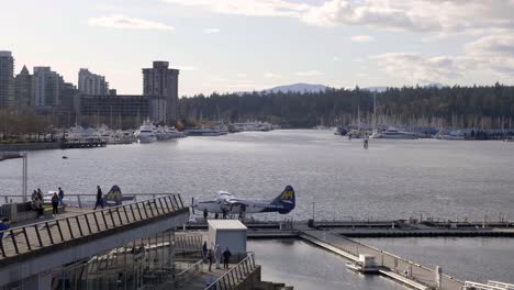 Blick-Vom-Wasserflugzeugterminal-Des-Hafens-Auf-Die-Gebäude-Am-Wasser-Und-Den-Jachthafen-Im-Hafen-Von-Vancouver