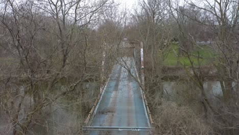 Puente-De-Armadura-De-Acero-Abandonado-En-Burt,-Michigan-Con-Video-De-Drones-Subiendo