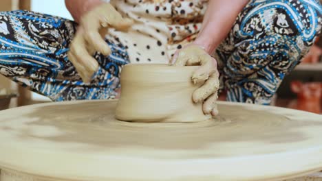 Throwing-pottery-wheel-moulding-technique-with-moistness