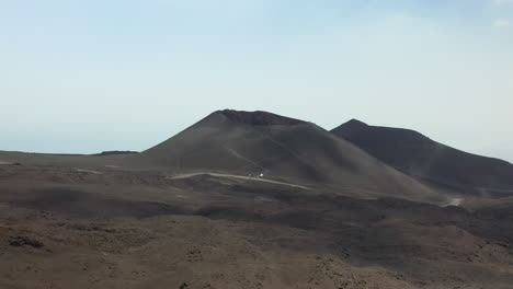 El-Monte-Etna-Toma-Un-Dron-En-Ascenso-De-Un-Cráter-Volcánico-En-Sicilia-Italia,-Con-Gente-Alrededor-Del-Borde