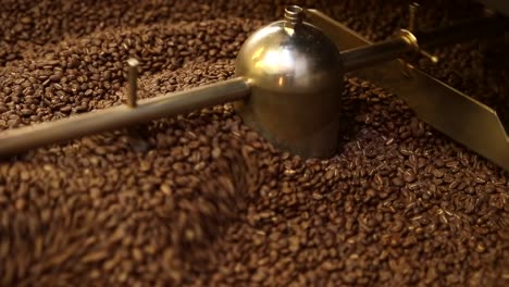 Endrotation-Und-Mischung-Und-Gleichmäßige-Verteilung-Der-Kaffeebohnen-Nach-Dem-Rösten-In-Der-Röstmaschine