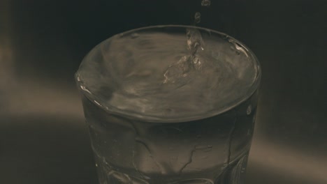 Wasser-Fällt-In-Ein-Glas.-Zeitlupendetail-Des-Glases