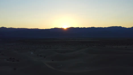 Spektakuläre-Aussicht-Auf-Die-Sanddünen-Im-Death-Valley-Am-Abend