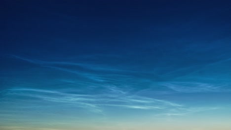 Wunderschöner-Zeitraffer-Von-Silbrigen-Wolken,-Die-An-Einem-Sommerabend-Leuchten-Und-Leuchten,-Ruhige-Und-Ruhige-Aussicht-Nach-Sonnenuntergang,-Stadtbild,-Weitwinkelaufnahme