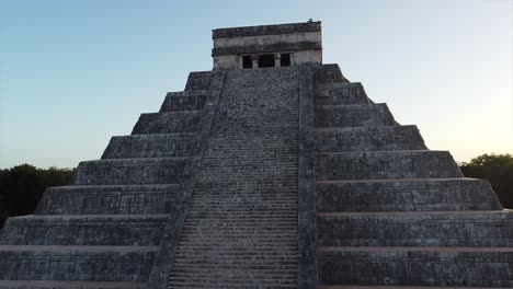 Die-Große-Pyramide-Von-Chichén-Itzá-Während-Eines-Sonnenuntergangs