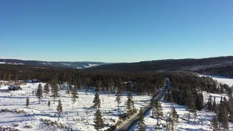 Berg-Nesfjellet-Im-Winter---Klarer,-Sonniger-Tag,-Aufsteigende-Luftaufnahme-Mit-Panoramablick-über-Das-Norwegische-Hochland-In-Richtung-Rukkedalen-Und-Nesbyen