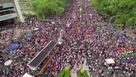 Drohnenansicht-über-Den-Pride-Parade-Bus-Und-Menschenmassen-In-Mexiko,-Die-Am-25.-Juni-2022-Den-Paseo-De-La-Reforma-Entlang-Spazieren