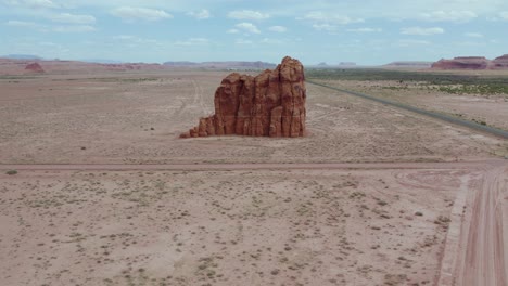 Stehende-Felsformation-In-Rock-Point,-Navajo-Reservat,-Arizona---Luftaufnahme