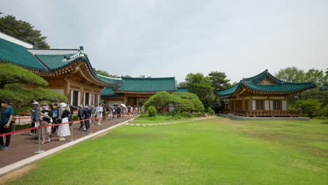 Turistas-Que-Visitan-La-Residencia-Presidencial-Abierta-Al-Público-Hecha-Al-Estilo-Tradicional-Coreano-Hanok