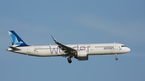 Kommerzieller-Flug-A320-Azores-Airlines-„Wonder“-Lackierung,-Blauer-Himmel-Und-Der-Riese-Aus-Nächster-Nähe