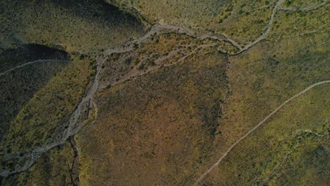 Luftdrohnenaufnahme-Einer-Trockenen-Wüstenlandschaft-Mit-Ausgetrockneten-Flussresten-In-Der-Chihuahua-Wüste