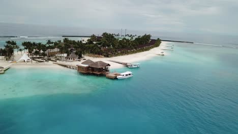 Drone-Fpv-Shot,-Puerto-De-La-Isla-De-Maldivas,-Selva-Tropical-En-Medio-Del-Océano