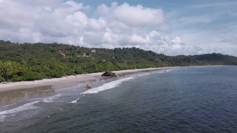 Luftaufnahmen-Von-Playa-Playitas-An-Der-Westküste-Costa-Ricas-Und-Der-Blick-Auf-Den-Pazifischen-Ozean-Vom-Wasser-Im-Landesinneren-Aus