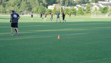 Hombres-Corriendo-En-Un-Campo-De-Fútbol-Y-Haciendo-Deportes