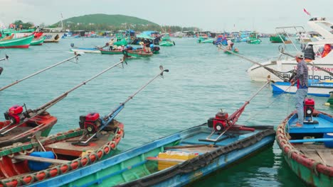 Toma-Aérea-Del-Barco-De-Pescadores-Navegando-En-El-Puerto-De-Thoi,-Ciudad-De-Phu-Quoc,-Vietnam