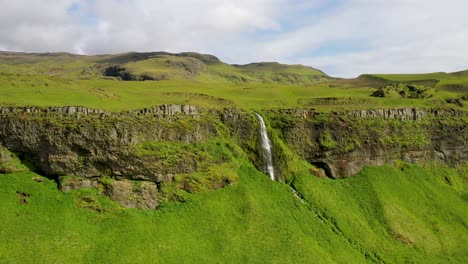 Seljalandsfoss-Wasserfälle-In-Island-Mit-Seitwärts-Bewegendem-Drohnenvideo
