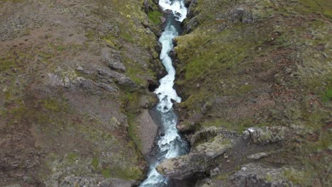 Wasserfälle-In-Island,-Die-Sich-übereinander-Stapeln,-Mit-Einem-Drohnenvideo-Darüber,-Das-Sich-Darüber-Bewegt